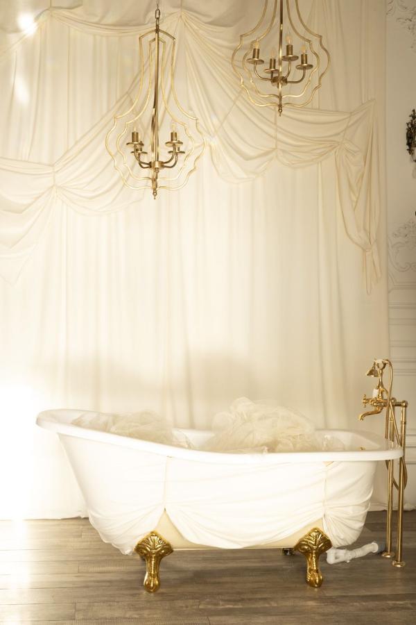 ванна можно наполнять водой или молоком