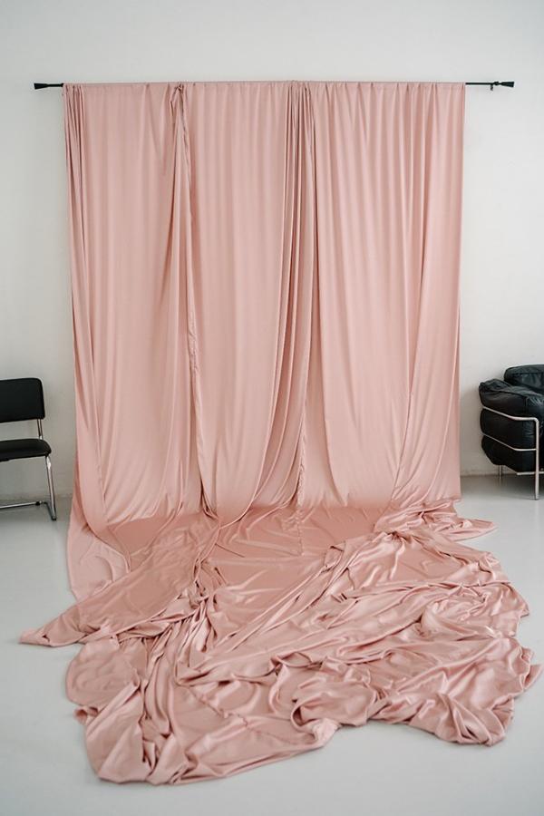 Розовый фон входит в аренду зала 